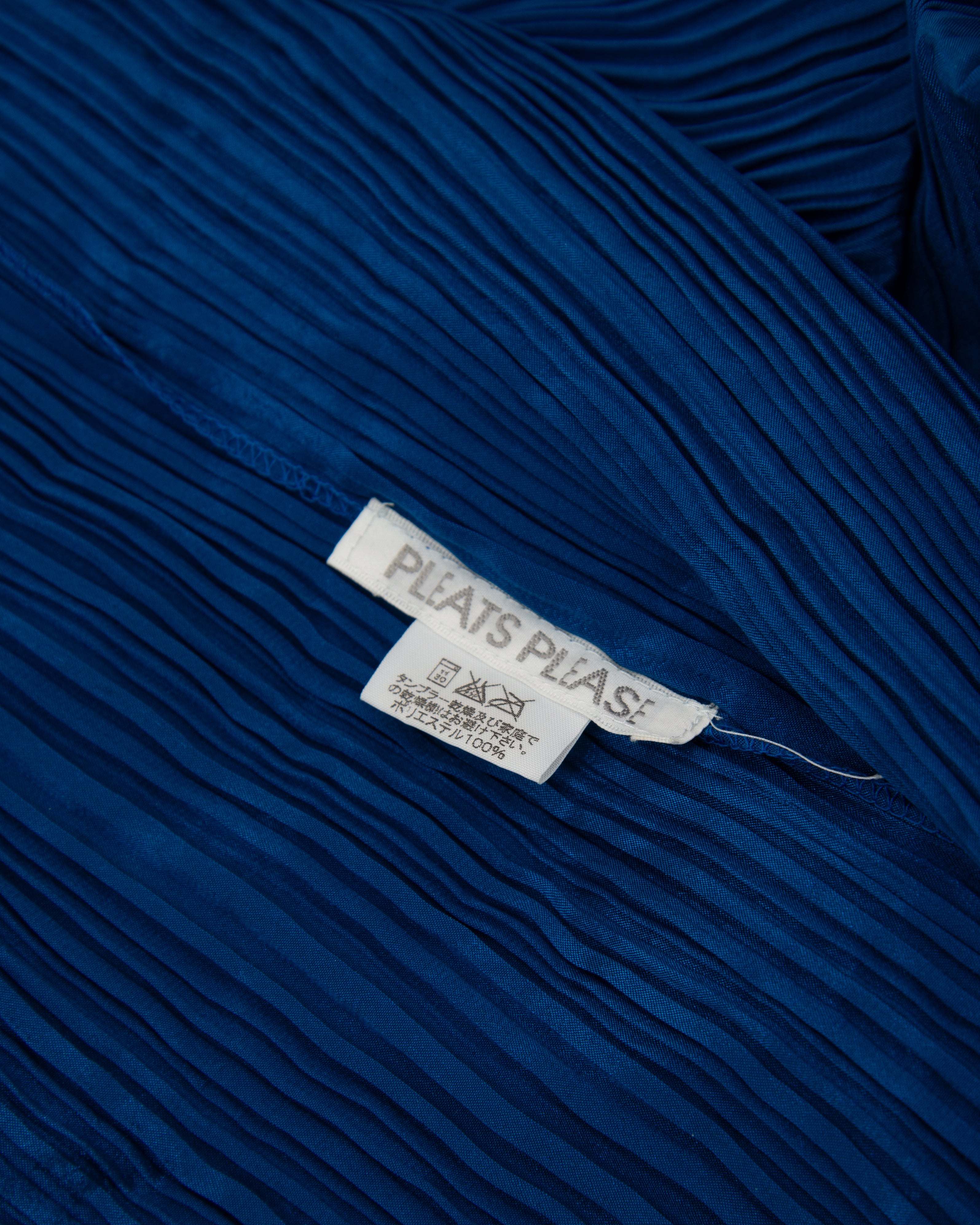 Pleats Please Large 'Madame T' Stola – Laan Amsterdam