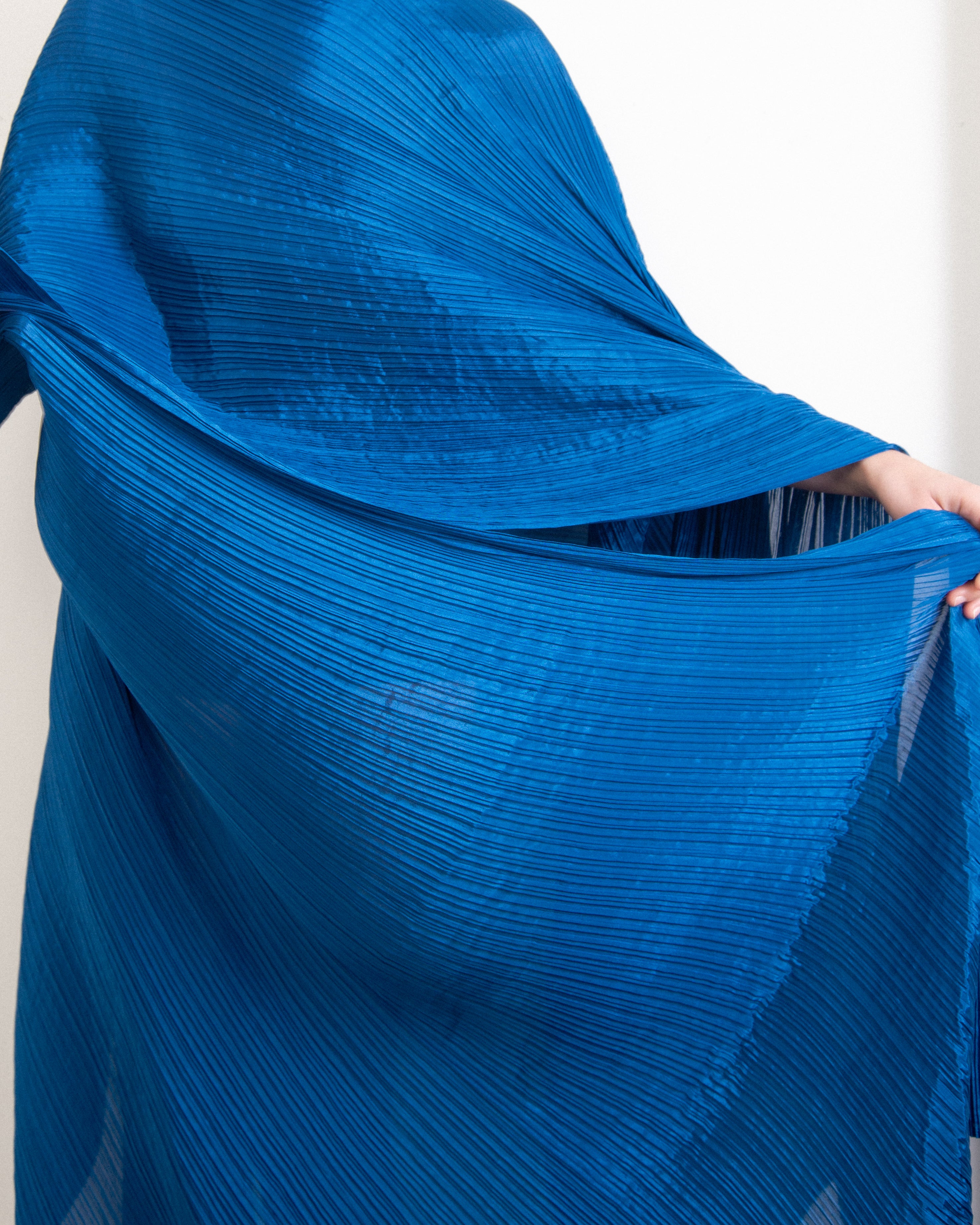 Pleats Please Large 'Madame T' Stola – Laan Amsterdam