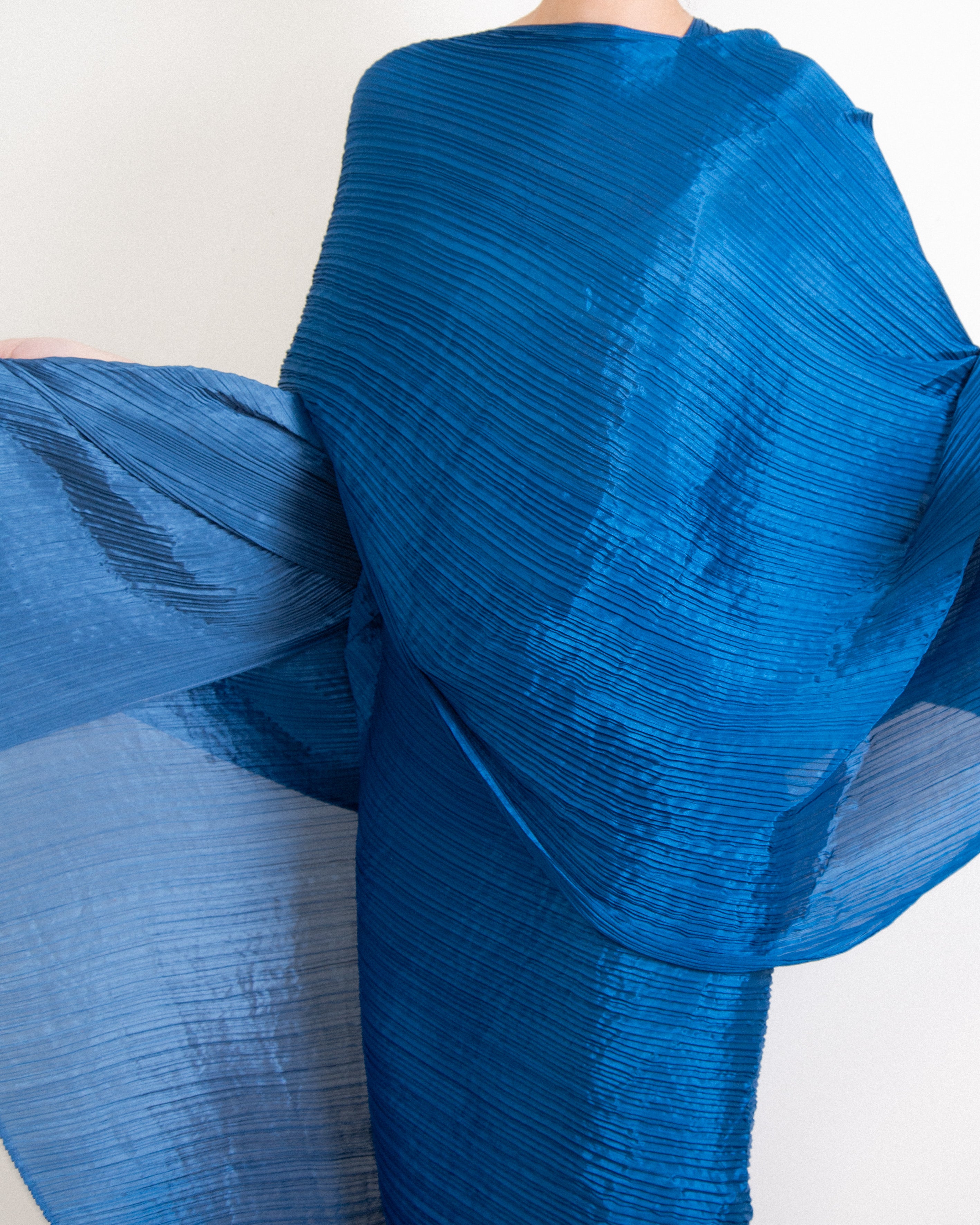 Pleats Please Large 'Madame T' Stola – Laan Amsterdam