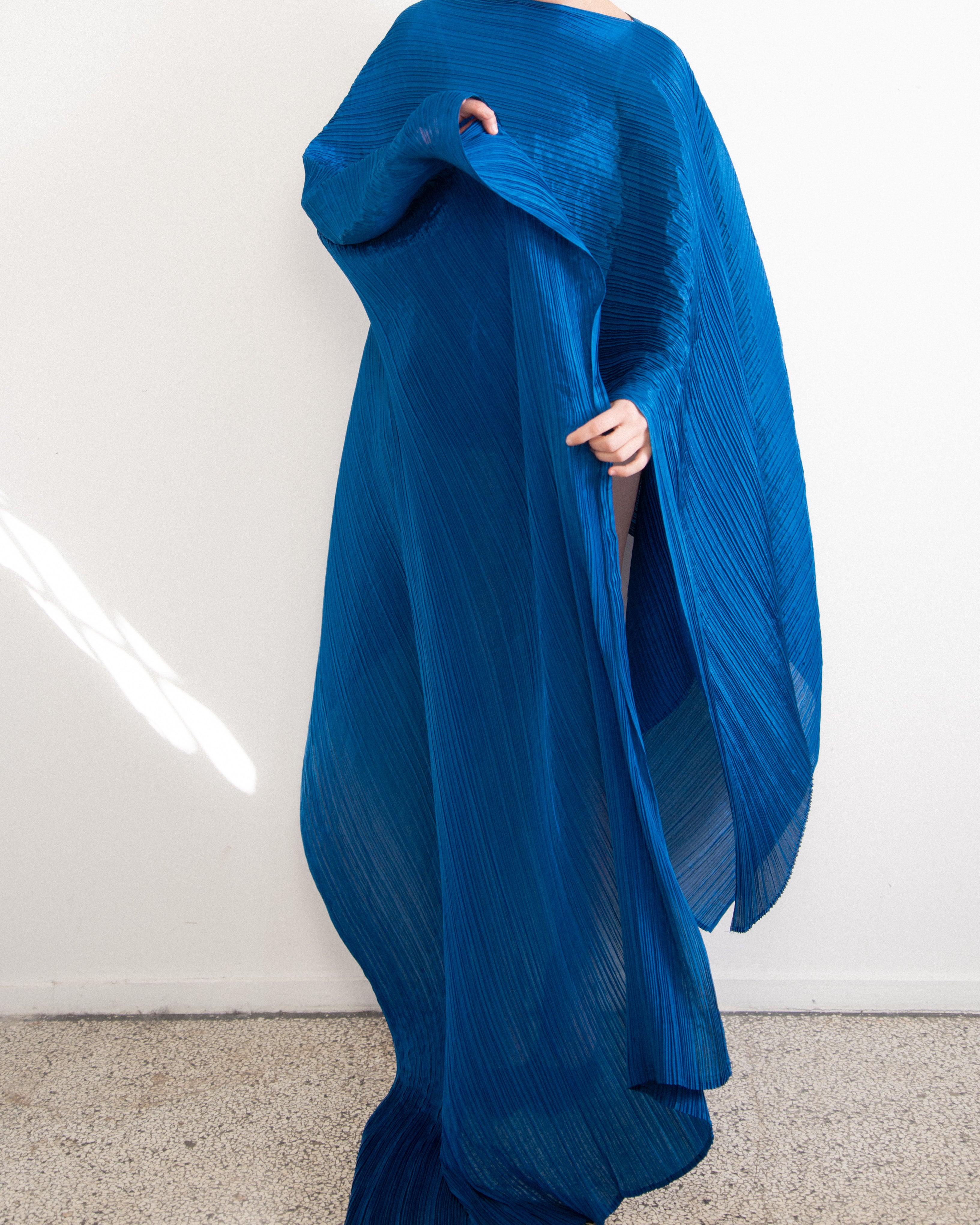 Pleats Please Large 'Madame T' Stola – Laan Amsterdam